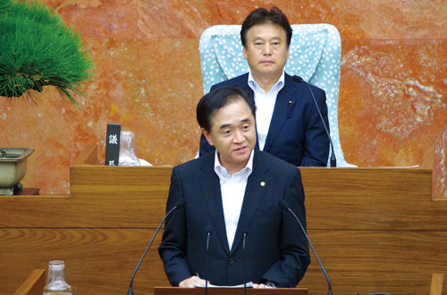 第104代神奈川県議会議長就任後の本会議